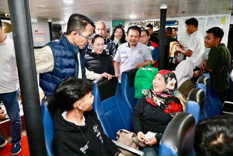 Wali Kota Batam Amsakar Achmad saat berbincang dengan penumpang yang hendak mudik lewat pelabuhan Domestik Sekupang, Kota Batam, Provinsi Kepri, Minggu (15/3/2026). Matapedia6.com/Diskominfo