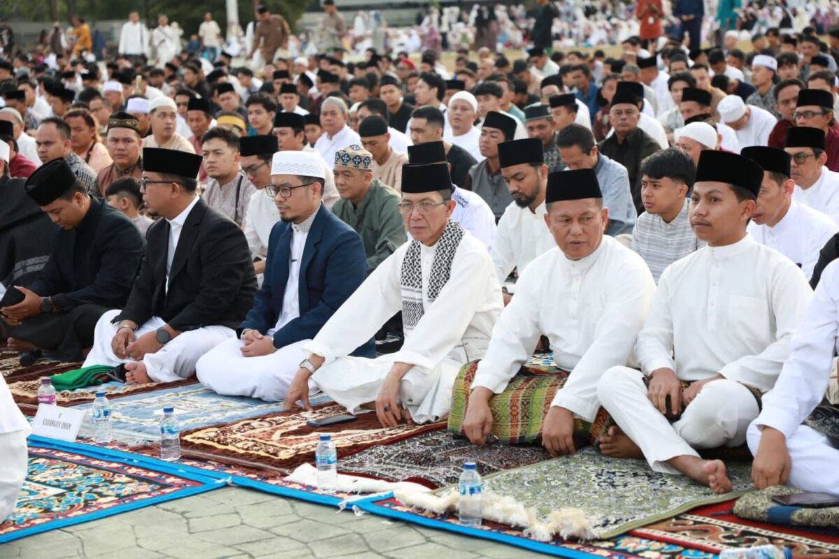 Wali Kota Batam sekaligus kepala BP Batam Amsakar Achmad saat melaksanakan shalat id di dataran Engku Putri Batam center, bersama ribuan warga, Sabtu (21/3/2026).
Matapedia6.com/Diskominfo