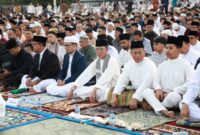Wali Kota Batam sekaligus kepala BP Batam Amsakar Achmad saat melaksanakan shalat id di dataran Engku Putri Batam center, bersama ribuan warga, Sabtu (21/3/2026).
Matapedia6.com/Diskominfo