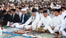 Wali Kota Batam sekaligus kepala BP Batam Amsakar Achmad saat melaksanakan shalat id di dataran Engku Putri Batam center, bersama ribuan warga, Sabtu (21/3/2026).
Matapedia6.com/Diskominfo