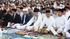 Wali Kota Batam sekaligus kepala BP Batam Amsakar Achmad saat melaksanakan shalat id di dataran Engku Putri Batam center, bersama ribuan warga, Sabtu (21/3/2026).
Matapedia6.com/Diskominfo