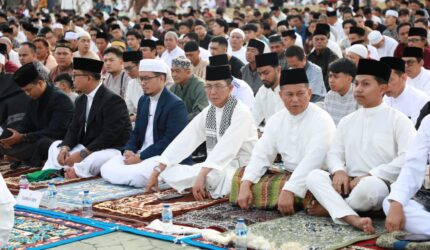 Wali Kota Batam sekaligus kepala BP Batam Amsakar Achmad saat melaksanakan shalat id di dataran Engku Putri Batam center, bersama ribuan warga, Sabtu (21/3/2026). Matapedia6.com/Diskominfo