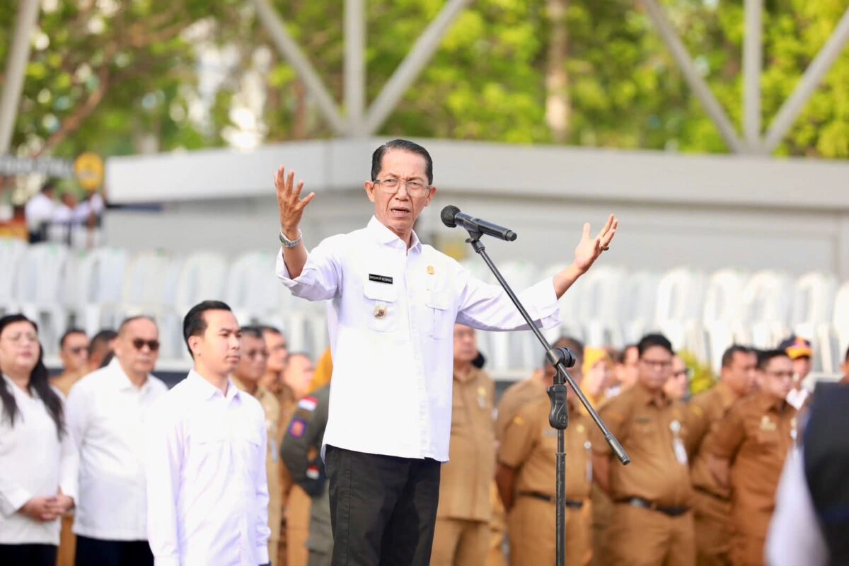Wali Kota Batam Amsakar Achmad saat memberikan arahan dihadapan ribuan ASN Pemko dan BP Batam, di Engku Putri Batam Centre, Senin (30/3/2026). Marapedia6.com/Diskominfo
