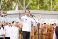 Wali Kota Batam Amsakar Achmad saat memberikan arahan dihadapan ribuan ASN Pemko dan BP Batam, di Engku Putri Batam Centre, Senin (30/3/2026). Marapedia6.com/Diskominfo