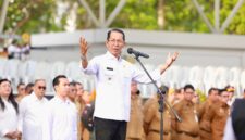 Wali Kota Batam Amsakar Achmad saat memberikan arahan dihadapan ribuan ASN Pemko dan BP Batam, di Engku Putri Batam Centre, Senin (30/3/2026). Marapedia6.com/Diskominfo