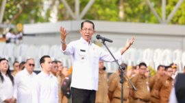 Wali Kota Batam Amsakar Achmad saat memberikan arahan dihadapan ribuan ASN Pemko dan BP Batam, di Engku Putri Batam Centre, Senin (30/3/2026). Marapedia6.com/Diskominfo