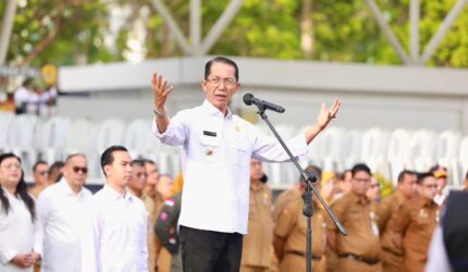 Wali Kota Batam Amsakar Achmad saat memberikan arahan dihadapan ribuan ASN Pemko dan BP Batam, di Engku Putri Batam Centre, Senin (30/3/2026). Marapedia6.com/Diskominfo