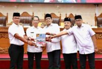 Wali Kota Batam Amsakar Achmad serahkan LKPJ kepada pimpinan DPRD Kota Batam usai paripurna di ruang rapat utama, Senin (30/3/2026). Matapedia6.com/Diskominfo