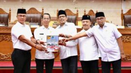 Wali Kota Batam Amsakar Achmad serahkan LKPJ kepada pimpinan DPRD Kota Batam usai paripurna di ruang rapat utama, Senin (30/3/2026). Matapedia6.com/Diskominfo