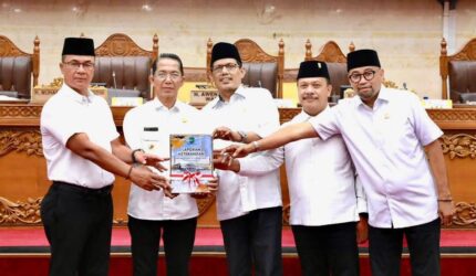 Wali Kota Batam Amsakar Achmad serahkan LKPJ kepada pimpinan DPRD Kota Batam usai paripurna di ruang rapat utama, Senin (30/3/2026). Matapedia6.com/Diskominfo