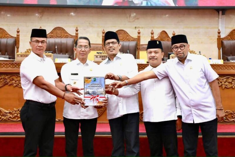 Wali Kota Batam Amsakar Achmad serahkan LKPJ kepada pimpinan DPRD Kota Batam usai paripurna di ruang rapat utama, Senin (30/3/2026). Matapedia6.com/Diskominfo