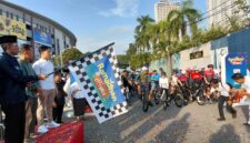 Kepala BP Batam Amsakar Achmad melepas peserta goes sampean ramadan di Nagoya Citywalk, jodoh kota Batam, Minggu (1/3/2026). Matapedia6.com/Luci