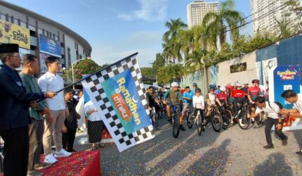 Kepala BP Batam Amsakar Achmad melepas peserta goes sampean ramadan di Nagoya Citywalk, jodoh kota Batam, Minggu (1/3/2026). Matapedia6.com/Luci