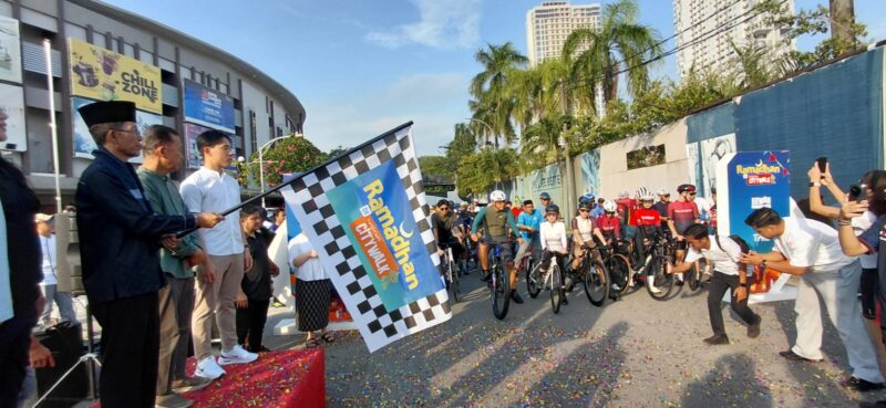 Kepala BP Batam Amsakar Achmad melepas peserta goes sampean ramadan di Nagoya Citywalk, jodoh kota Batam, Minggu (1/3/2026). Matapedia6.com/Luci