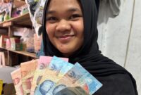 Pedagang menunjukkan uang palsu pecahan Rp 50 ribu dan pecahan Rp 100 ribu yang belakangan marak beredar di Kota Jambi dan menyasar toko kelontong 24 jam, Senin (2/3/2026). Matapedia6.com/Ali.