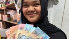 Pedagang menunjukkan uang palsu pecahan Rp 50 ribu dan pecahan Rp 100 ribu yang belakangan marak beredar di Kota Jambi dan menyasar toko kelontong 24 jam, Senin (2/3/2026). Matapedia6.com/Ali.