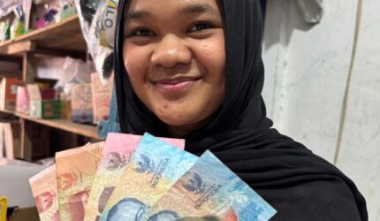 Pedagang menunjukkan uang palsu pecahan Rp 50 ribu dan pecahan Rp 100 ribu yang belakangan marak beredar di Kota Jambi dan menyasar toko kelontong 24 jam, Senin (2/3/2026). Matapedia6.com/Ali.