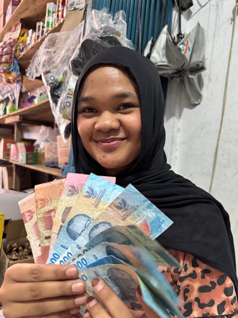 Pedagang menunjukkan uang palsu pecahan Rp 50 ribu dan pecahan Rp 100 ribu yang belakangan marak beredar di Kota Jambi dan menyasar toko kelontong 24 jam, Senin (2/3/2026). Matapedia6.com/Ali.