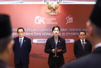 Ketua Dewan Komisioner OJK, Friderica Widyasari Dewi, melantik Kepala Departemen dan Kepala OJK Daerah di Jakarta, Senin (2/3/2026). Foto:Ist