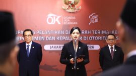 Ketua Dewan Komisioner OJK, Friderica Widyasari Dewi, melantik Kepala Departemen dan Kepala OJK Daerah di Jakarta, Senin (2/3/2026). Foto:Ist