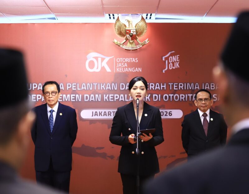 Ketua Dewan Komisioner OJK, Friderica Widyasari Dewi, melantik Kepala Departemen dan Kepala OJK Daerah di Jakarta, Senin (2/3/2026). Foto:Ist