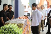 Kepala BP Batam Amsakar Achmad saat bincang dengan pedagang bazar Ramadan. Foto:Dok. Humas BP Batam