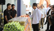 Kepala BP Batam Amsakar Achmad saat bincang dengan pedagang bazar Ramadan. Foto:Dok. Humas BP Batam