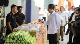 Kepala BP Batam Amsakar Achmad saat bincang dengan pedagang bazar Ramadan. Foto:Dok. Humas BP Batam