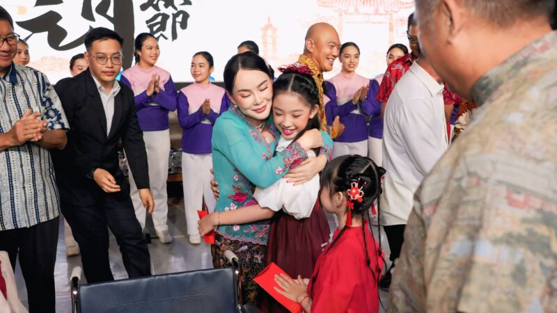 Wakil Kepala BP Batam sekaligus Wakil Wali Kota Batam Li Claudia Chandra bersama anak-anak di Cap Go Meh. Foto:Istimewa