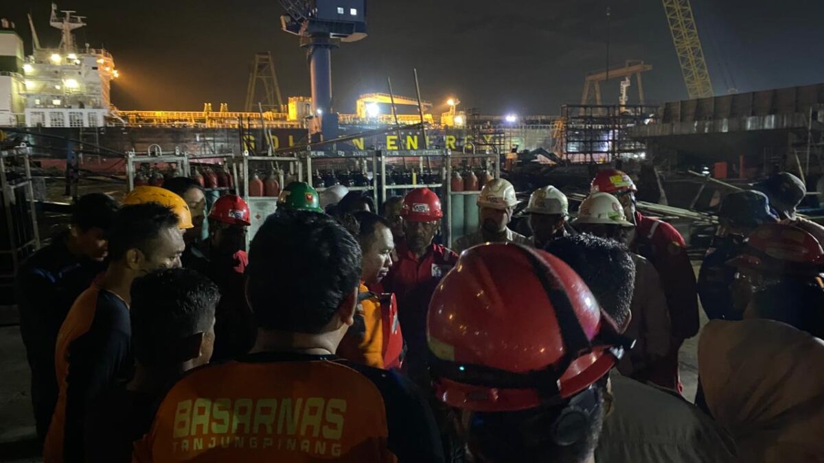 Tim SAR gabungan tengah mencari korban kapal terbalik di PT ASL Tanjunguncang, Jumat (6/3/2026). Foto:Basarnas