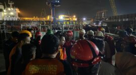Tim SAR gabungan tengah mencari korban kapal terbalik di PT ASL Tanjunguncang, Jumat (6/3/2026). Foto:Basarnas