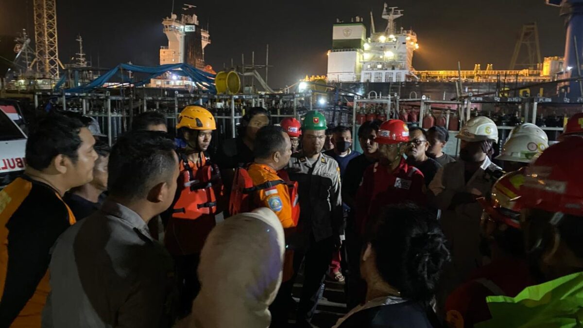 Tim SAR gabungan tengah menyisiri pencarian korban kapal terbalik di PT ASL, Jumat (6/3/2026). Foto:Basarnas