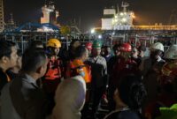 Tim SAR gabungan tengah menyisiri pencarian korban kapal terbalik di PT ASL, Jumat (6/3/2026). Foto:Basarnas