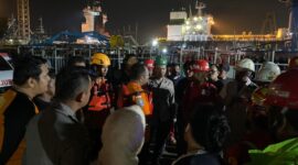 Tim SAR gabungan tengah menyisiri pencarian korban kapal terbalik di PT ASL, Jumat (6/3/2026). Foto:Basarnas
