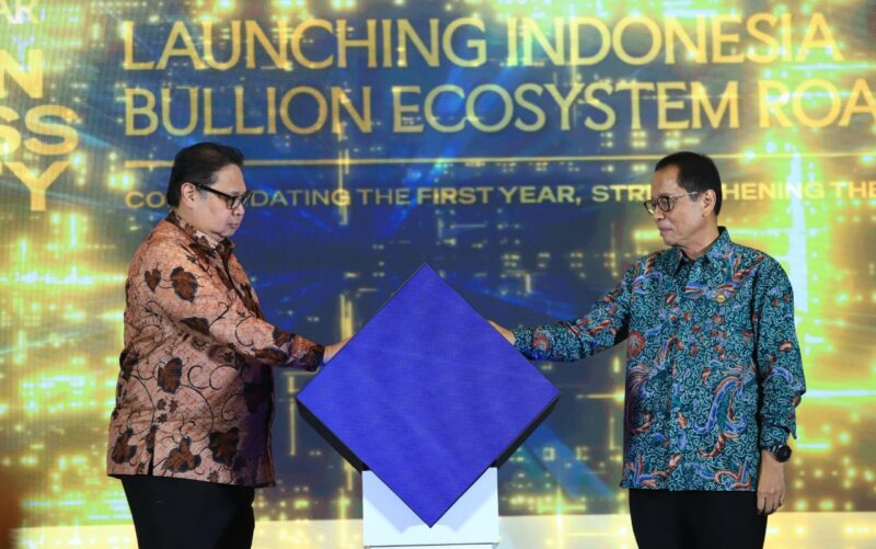 Koordinator Bidang Perekonomian Airlangga Hartarto dan Kepala Eksekutif Pengawas Perbankan OJK Dian Ediana Rae saat peluncuran Roadmap Ekosistem Bulion, Jumat (6/3/ 2026). Foto:OJK Kepri