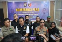 Dirreskrimsus Polda Kepri Kombes Pol Silvester Mangombo Marusaha Simamora dan didampingi Kabidhumas Polda Kepri Kombes Pol Nona Pricillia Ohei, Jumat (6/3/2026). Foto:Dok. Polda Kepri