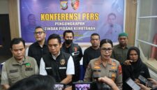 Dirreskrimsus Polda Kepri Kombes Pol Silvester Mangombo Marusaha Simamora dan didampingi Kabidhumas Polda Kepri Kombes Pol Nona Pricillia Ohei, Jumat (6/3/2026). Foto:Dok. Polda Kepri