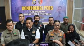 Dirreskrimsus Polda Kepri Kombes Pol Silvester Mangombo Marusaha Simamora dan didampingi Kabidhumas Polda Kepri Kombes Pol Nona Pricillia Ohei, Jumat (6/3/2026). Foto:Dok. Polda Kepri