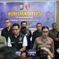 Dirreskrimsus Polda Kepri Kombes Pol Silvester Mangombo Marusaha Simamora dan didampingi Kabidhumas Polda Kepri Kombes Pol Nona Pricillia Ohei, Jumat (6/3/2026). Foto:Dok. Polda Kepri