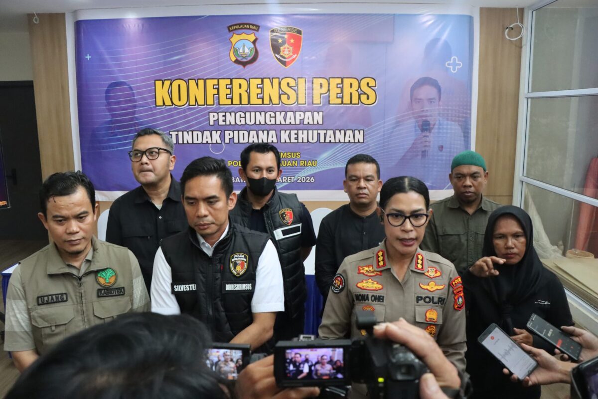 Dirreskrimsus Polda Kepri Kombes Pol Silvester Mangombo Marusaha Simamora dan didampingi Kabidhumas Polda Kepri Kombes Pol Nona Pricillia Ohei, Jumat (6/3/2026). Foto:Dok. Polda Kepri