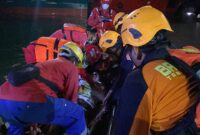 Tim Sar saat melakukan evakuasi Yusuf Tankin satu dari lima korban kru kapal Tugnoat Mega di PT ASL. Yusuf Tankin ditemukan selamat, pada Minggu (8/3/2026) dini hari. Matapedia6.com/Dok Basarnas