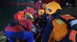 Tim Sar saat melakukan evakuasi Yusuf Tankin satu dari lima korban kru kapal Tugnoat Mega di PT ASL. Yusuf Tankin ditemukan selamat, pada Minggu (8/3/2026) dini hari. Matapedia6.com/Dok Basarnas