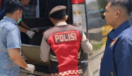 Polisi saat melakukan olah tempat kejadian perkara di rumah kos tempat korban ditemukan meninggal di kawasan Perumahan Family Dream, Kecamatan Nongsa, Kota Batam, Provinsi Kepri, Selasa (10/3/2026). Matapedia6.com/Istimewa