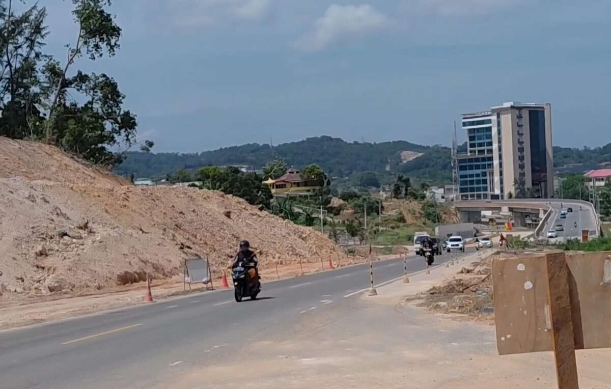 Pelayaran jalan dari Fly over Sei Ladi hingga simpang laluan Madani mulai dikerjakan, jalan tersebut nantinya akan menjadi tiga lajur sisi kiri dan kanan jalan, Rabu (11/3/2026). Matapedia6.com/Luci