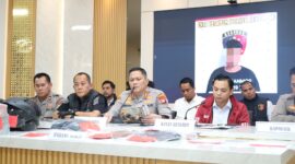 Kapolresta Barelang Kombes Pol Anggoro Wicaksono saat memimpin konferensi pers di lobi utama Polresta Barelang, Rabu (11/3/2026). Matapedia6.com/Dok Polresta Barelang