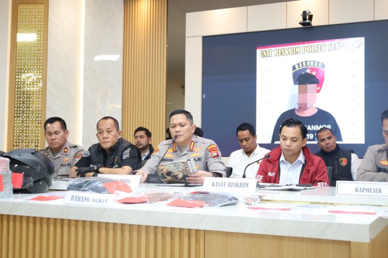 Kapolresta Barelang Kombes Pol Anggoro Wicaksono saat memimpin konferensi pers di lobi utama Polresta Barelang, Rabu (11/3/2026). Matapedia6.com/Dok Polresta Barelang