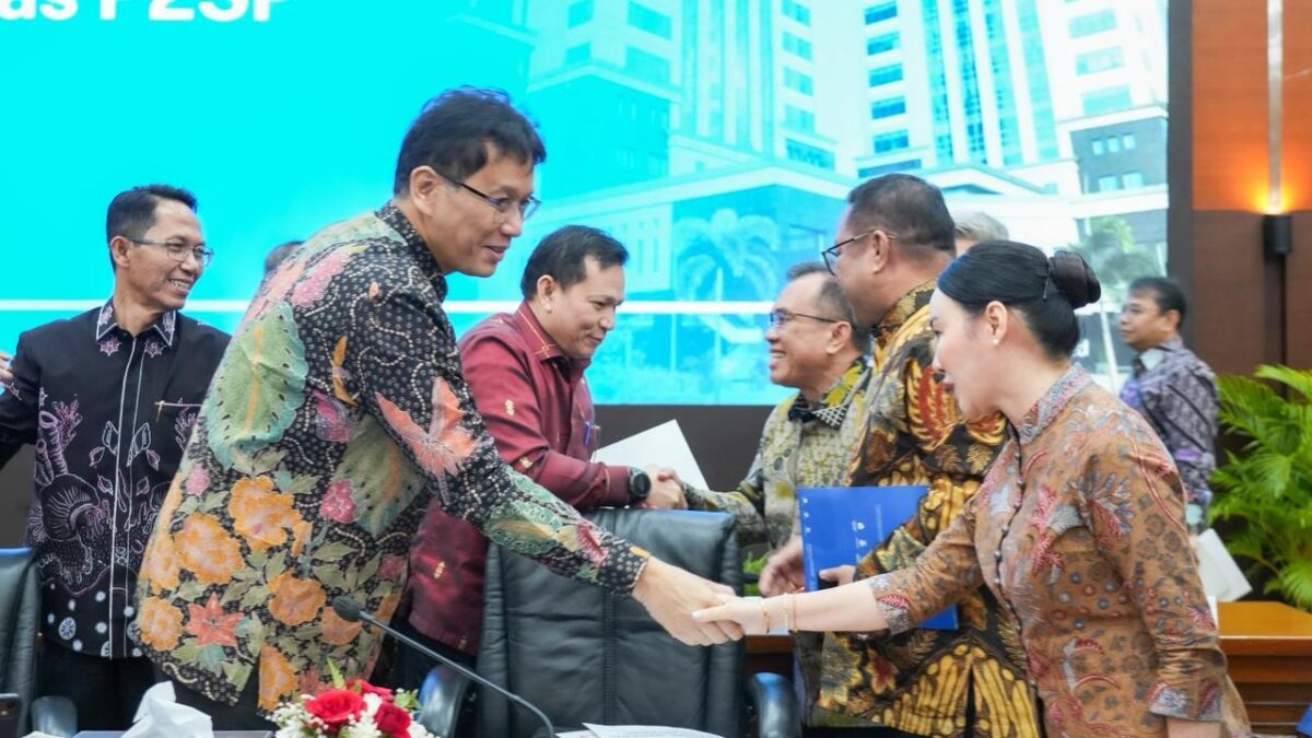 Kepala Badan Pengusahaan Batam (BP Batam) Amsakar Achmad bersama Wakil Kepala BP Batam Li Claudia Chandra bersalaman dengan menterian Keuangan Republik Indonesia, Purbaya, Jumat (13/3/2026). Matapedia6.com/Dok BP Batam
