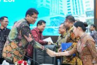 Kepala Badan Pengusahaan Batam (BP Batam) Amsakar Achmad bersama Wakil Kepala BP Batam Li Claudia Chandra bersalaman dengan menterian Keuangan Republik Indonesia, Purbaya, Jumat (13/3/2026). Matapedia6.com/Dok BP Batam
