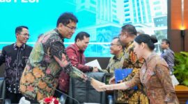 Kepala Badan Pengusahaan Batam (BP Batam) Amsakar Achmad bersama Wakil Kepala BP Batam Li Claudia Chandra bersalaman dengan menterian Keuangan Republik Indonesia, Purbaya, Jumat (13/3/2026). Matapedia6.com/Dok BP Batam

