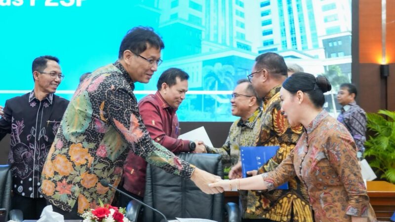 Kepala Badan Pengusahaan Batam (BP Batam) Amsakar Achmad bersama Wakil Kepala BP Batam Li Claudia Chandra bersalaman dengan menterian Keuangan Republik Indonesia, Purbaya, Jumat (13/3/2026). Matapedia6.com/Dok BP Batam